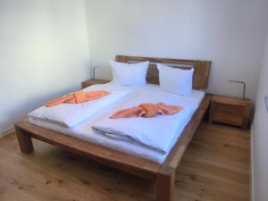 - une chambre avec un lit et 2 serviettes dans l'établissement Ferienwohnung LP6, à Graal-Müritz