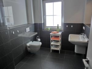 La salle de bains est pourvue de toilettes et d'un lavabo. dans l'établissement Ferienwohnung LP6, à Graal-Müritz