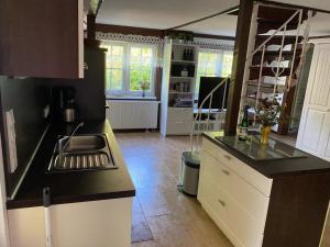 een keuken met een wastafel en een aanrecht bij Ferienhaus FH6 in Graal-Müritz