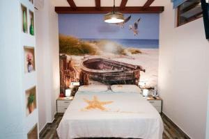 a bedroom with a bed with a painting of a beach at Casa ideal para familias con patio y 3 baños in Valencia