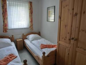 1 dormitorio con 2 camas individuales y ventana en Ferienwohnung U3 "Godewind", en Graal-Müritz