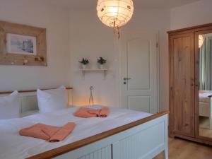 um quarto com uma cama com duas toalhas em Ferienwohnung K34 "Sonnenschein" em Graal-Müritz