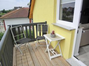 a pair of chairs and a table on a balcony at Ferienwohnung P15 in Graal-Müritz