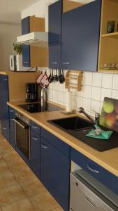 Een keuken of kitchenette bij Ferienwohnung S33 "Leuchtturm"