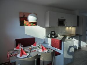 eine Küche mit einem Tisch mit roten Partyhüten darauf in der Unterkunft Ferienwohnung KWi 38 EG "Borstel" in Graal-Müritz
