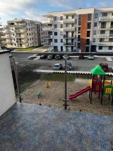 un parque infantil en el balcón de un apartamento en Apartament Sadowa 87 Garaż gratis ! en Elblag