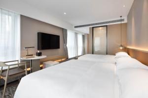 Postel nebo postele na pokoji v ubytování Leeden Hotel Hangzhou
