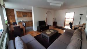 - un salon avec un canapé et une table dans l'établissement Apartment Aurelio, à Zenica