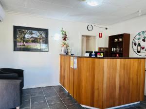 a bar in a waiting room with a counter at Barossa Gateway Motel in Nuriootpa