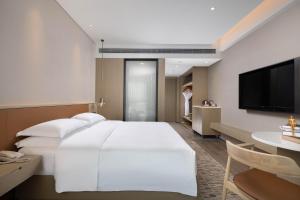 TV a/nebo společenská místnost v ubytování Leeden Hotel Hangzhou