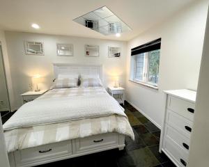 A bed or beds in a room at Suite Rock near glacier and Auke Bay harbor -DISCOUNTS ON TOURS!