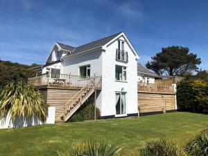 Casa blanca grande con terraza grande en Valley View, en Ilfracombe