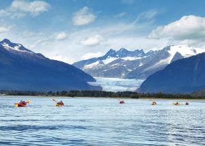 un grupo de personas haciendo kayak en un lago con montañas en Raw Gold - Affordable, Near Mendenhall Glacier, Trails, and Conveniences - DISCOUNTS ON TOURS!, en Mendenhaven