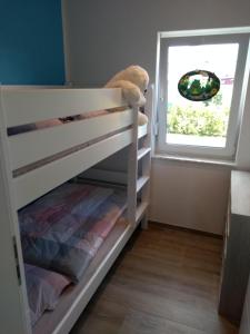 een stapelbed in een kamer met een raam bij Ferienhaus FH21 in Graal-Müritz