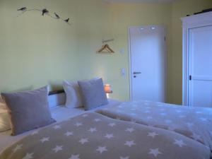グラール・ミューリッツにあるFerienwohnung KWi 26 OGのベッドルーム1室(星が見える大型ベッド1台付)