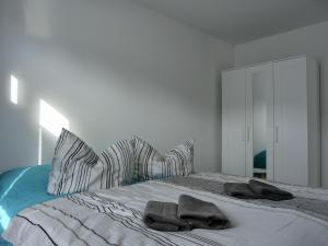 ein Schlafzimmer mit einem Bett mit zwei Handtüchern darauf in der Unterkunft Ferienwohnung KWi 84 EG in Graal-Müritz