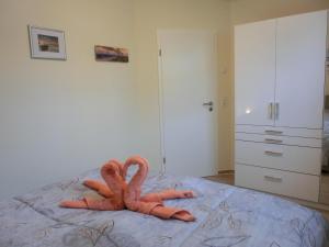 dois flamingos sentados em cima de uma cama em Ferienwohnung KWV 7 EG em Graal-Müritz