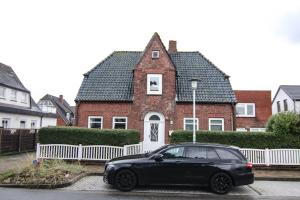 a black car parked in front of a house at Apartment Isermann 1 in Westerland (Sylt)