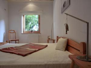 a bedroom with a large bed with a window at Ferienwohnung NH6 in Hirschburg