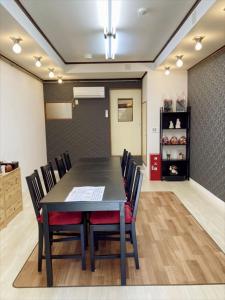 Un comedor con mesa y sillas en Nishioi House, en Tokio