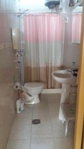 y baño con aseo y lavamanos. en Apartamentos del Este, en Piriápolis