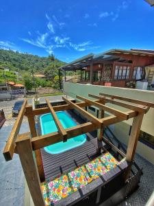 Casa con piscina y terraza de madera en Pousada Gruta do Monge, en Bombinhas