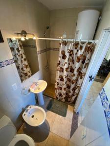 y baño con aseo, lavabo y ducha. en PLACHIS, en Atlántida