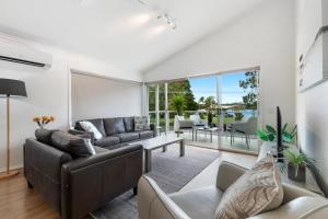 Ein Sitzbereich in der Unterkunft Lazy Days by Stay Noosa