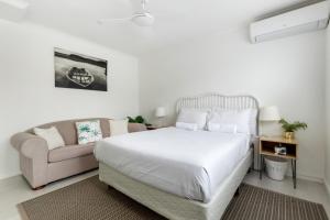 Ein Bett oder Betten in einem Zimmer der Unterkunft Lazy Days by Stay Noosa