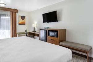 Postel nebo postele na pokoji v ubytování Best Western PLUS Lake Front Hotel