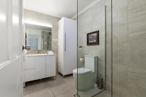Ein Badezimmer in der Unterkunft Lazy Days by Stay Noosa