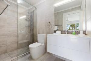 ein Badezimmer mit Toilette, Dusche und Waschbecken in der Unterkunft Lazy Days by Stay Noosa in Noosaville