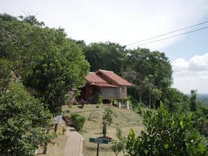 dom na zboczu wzgórza w obiekcie Gunung Dago Resort Bogor Syariah w mieście Bogor