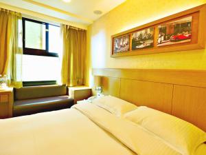 um quarto de hotel com uma cama e uma janela em 東鑫商務旅館Eastern Star Hotel em Taipei