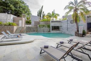 Bazén v ubytování Pearl Hotel Phuket nebo v jeho okolí