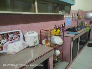 Dapur atau dapur kecil di Teratak Port Dickson Homestay Mus Only