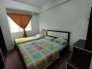 Schlafzimmer mit einem Bett und einem Fenster in der Unterkunft Desa Anthurium in Cameron Highlands