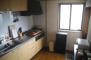 Virtuvė arba virtuvėlė apgyvendinimo įstaigoje Kominka Guesthouse Hagi Akatsukiya