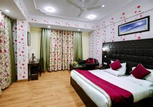 - une chambre avec un grand lit dans l'établissement The Grand Mamta, à Srinagar