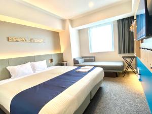 En eller flere senge i et værelse på hotel MONday Premium Ueno Okachimachi