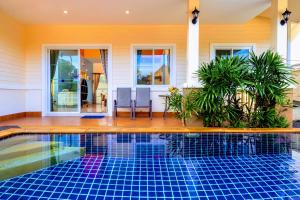 Der Swimmingpool an oder in der Nähe von Relax private Pool Villas - 4 bedroom villa-