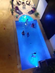 una vista aérea de una piscina con gente jugando en ella en Homecancun en Cancún