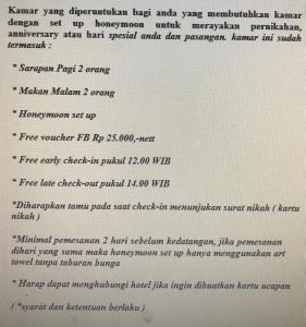 una página de un documento con una carta ansicsnsicsatch en Balairung Hotel Jakarta, en Yakarta