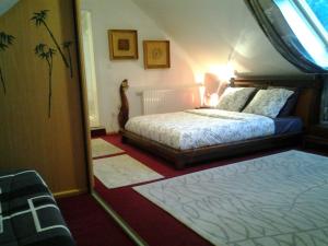 Schlafzimmer mit einem Bett und einem Fenster mit Teppichen in der Unterkunft Les 3 Clés in Dossenheim-Kochersberg