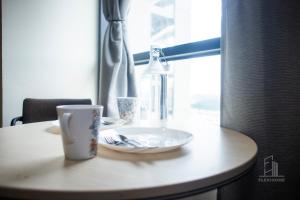 サイバージャヤにある9am-5pm, SAME DAY CHECK IN AND CHECK OUT, Work from Home, Comfy & Quiet Tamarind Suites-Cyberjaya by Flexihome-MY,のテーブル(2皿、ボトル入り飲料水付) +37枚の写真