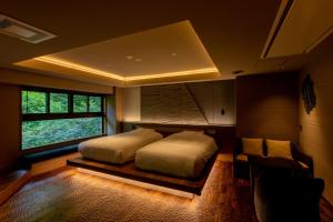 a bedroom with a large bed and a window at Sake Hotel Tamakiya in Tokamachi