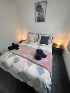 Lakeside Residence في رايموند تيراس: غرفة نوم بسرير كبير مع مواقف ليلتين