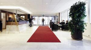 una hall con tappeto rosso in un edificio di STF Hotell Rum Oscar a Oskarshamn