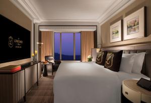 Voodi või voodid majutusasutuse The Londoner Hotel toas