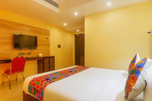 Giường trong phòng chung tại FabHotel Surya Grand I